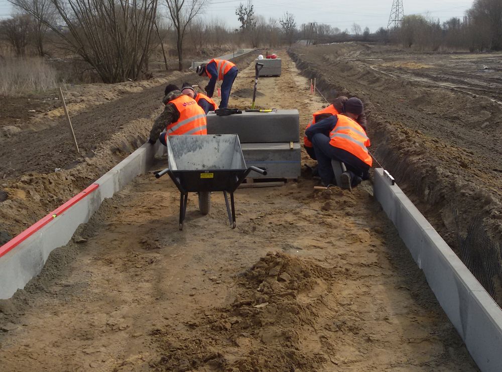 Будівництво пішохідних доріжок уздовж каналу Одра-Відава