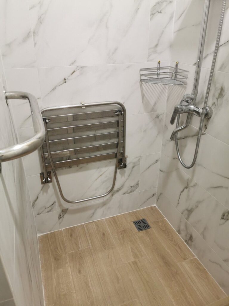 Облаштування безбар’єрного доступу в 5 колективних центрах (гуртожитках) для маломобільних груп населення. 