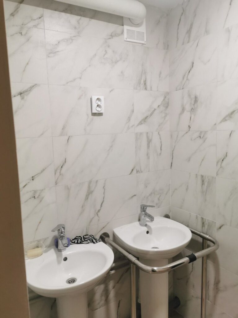 Облаштування безбар’єрного доступу в 5 колективних центрах (гуртожитках) для маломобільних груп населення. 