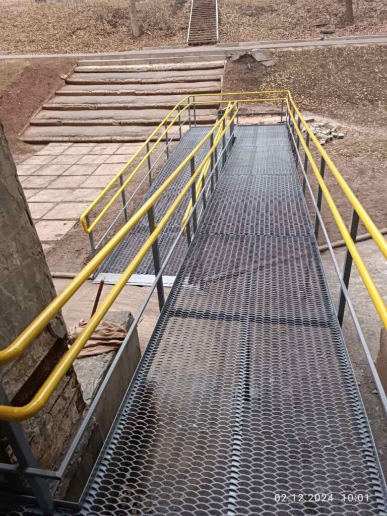 Облаштування безбар’єрного доступу в 5 колективних центрах (гуртожитках) для маломобільних груп населення. 