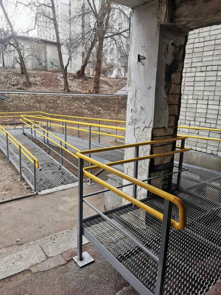 Облаштування безбар’єрного доступу в 5 колективних центрах (гуртожитках) для маломобільних груп населення. 