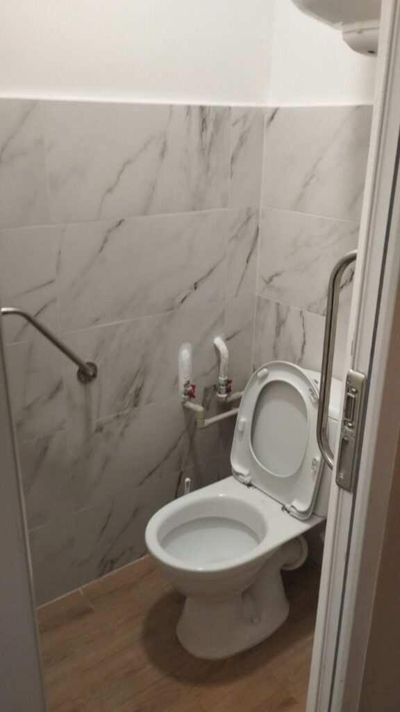 Облаштування безбар’єрного доступу в 5 колективних центрах (гуртожитках) для маломобільних груп населення. 