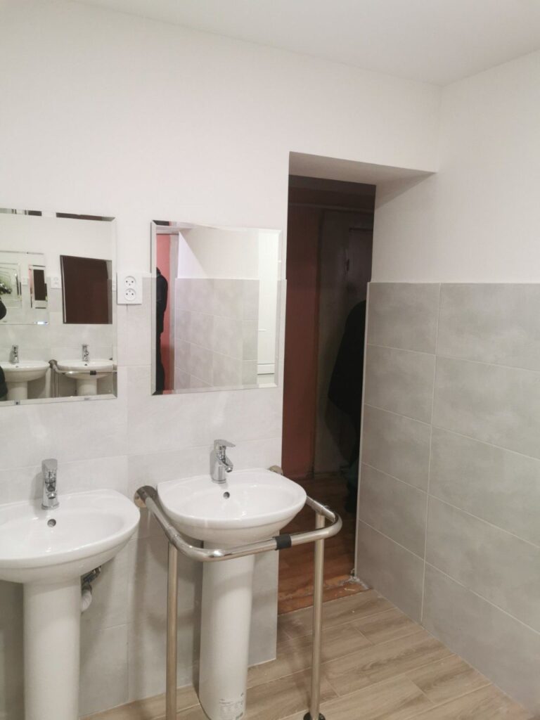 Облаштування безбар’єрного доступу в 5 колективних центрах (гуртожитках) для маломобільних груп населення. 